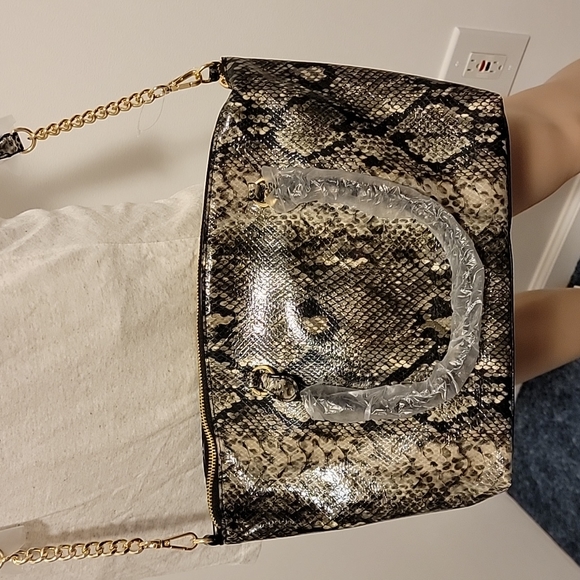 NWT Victoria's Secret Hand Bag 👜  Snake 🐍 pattern! Gold details! - Picture 9 of 15